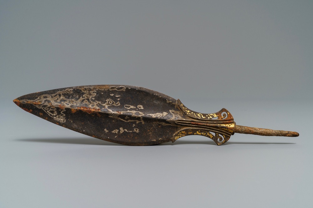 Une pointe de lance en bronze incrust&eacute; d'or et argent, Chine, P&eacute;riode des Royaumes combattants (475-221 av. JC)