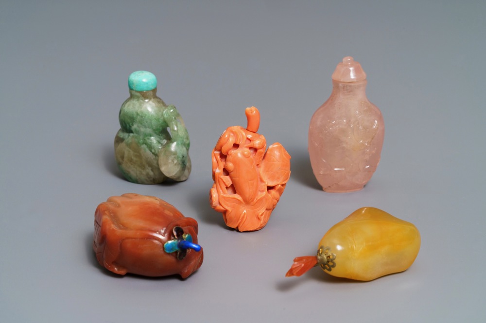 Five Chinese coral, quartz and agate snuff bottles, 19/20th C.