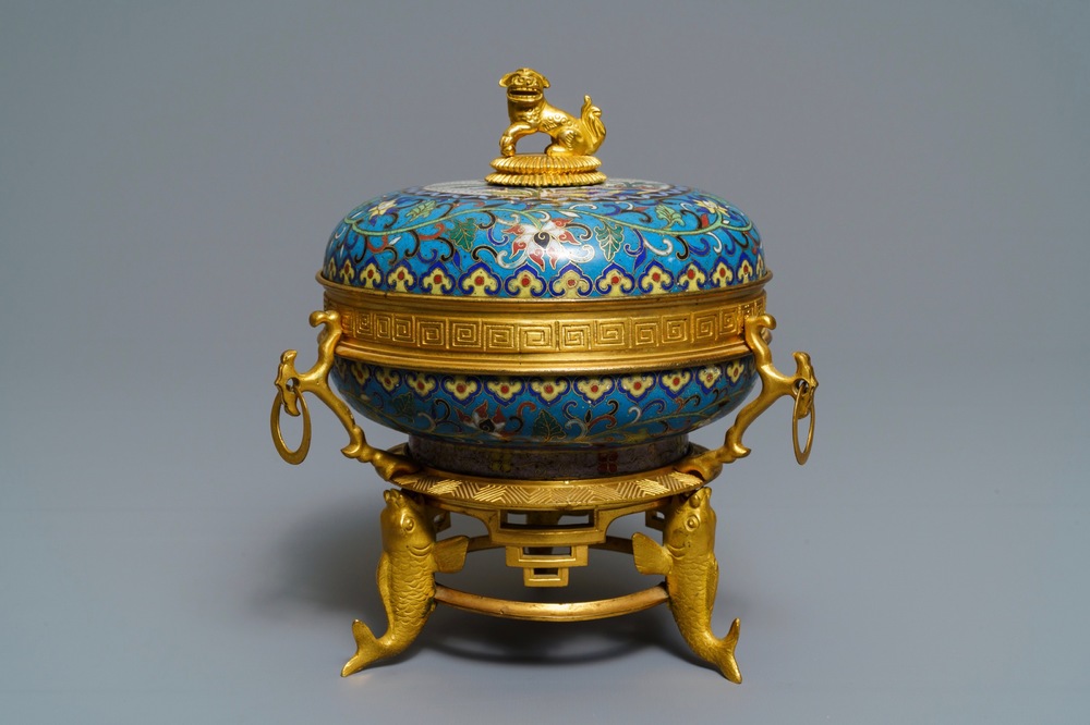 Une bo&icirc;te couverte en &eacute;maux cloisonn&eacute;s &agrave; monture en bronze dor&eacute;, Chine, 19&egrave;me