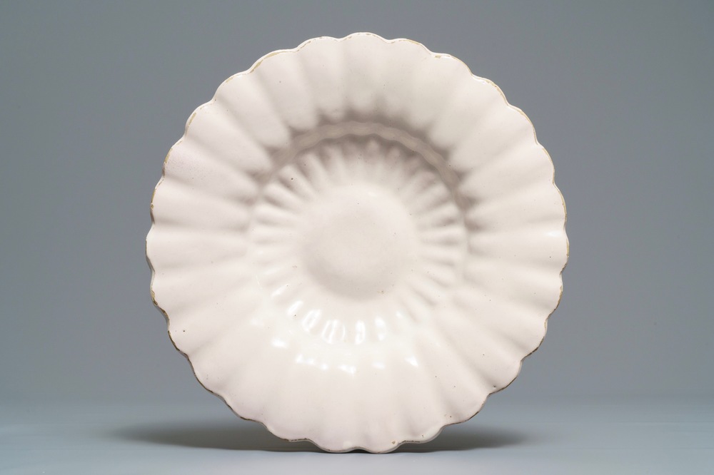 Un plat godronn&eacute; en fa&iuml;ence blanche de Delft, 17&egrave;me