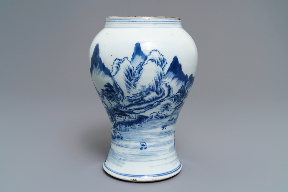 Un vase en porcelaine de Chine bleu et blanc &agrave; d&eacute;cor d'un paysage, Kangxi