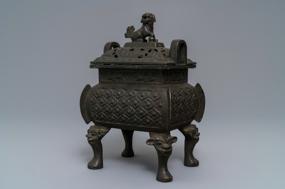 Un grand br&ucirc;le-parfum couvert en bronze, Chine, Ming