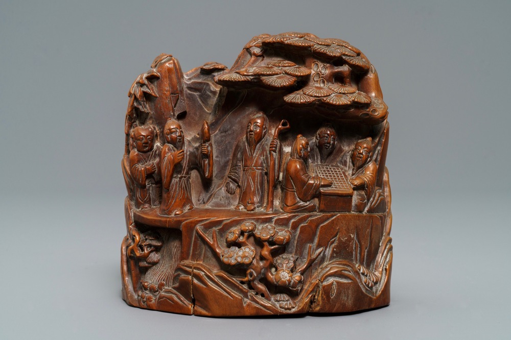 Un groupe en bois sculpt&eacute; figurant des sages dans un jardin, 18/19&egrave;me