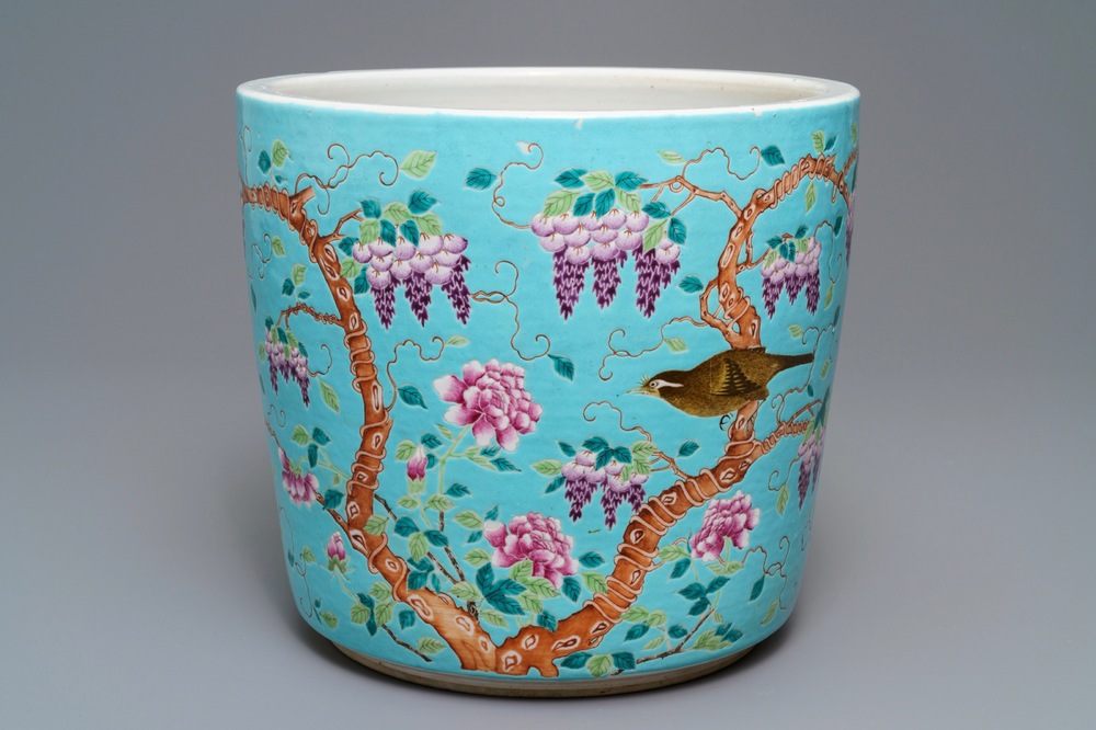 Een grote Chinese Dayazhai-stijl jardini&egrave;re met turquoise fondkleur, 19/20e eeuw