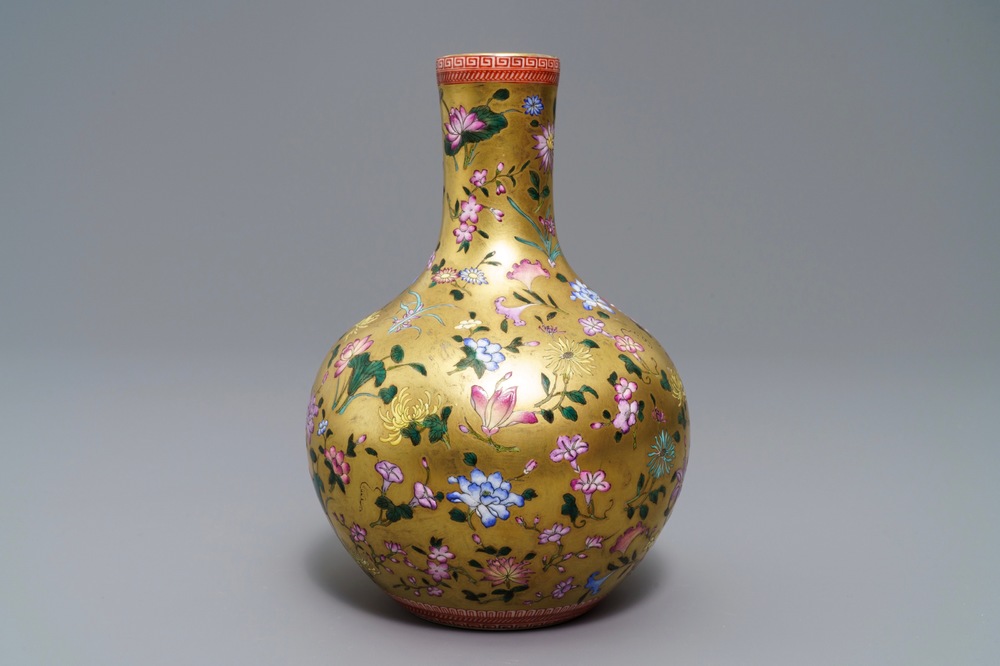 Een Chinese famille rose vaas met floraal decor op vergulde fond, Qianlong merk, 19/20e eeuw