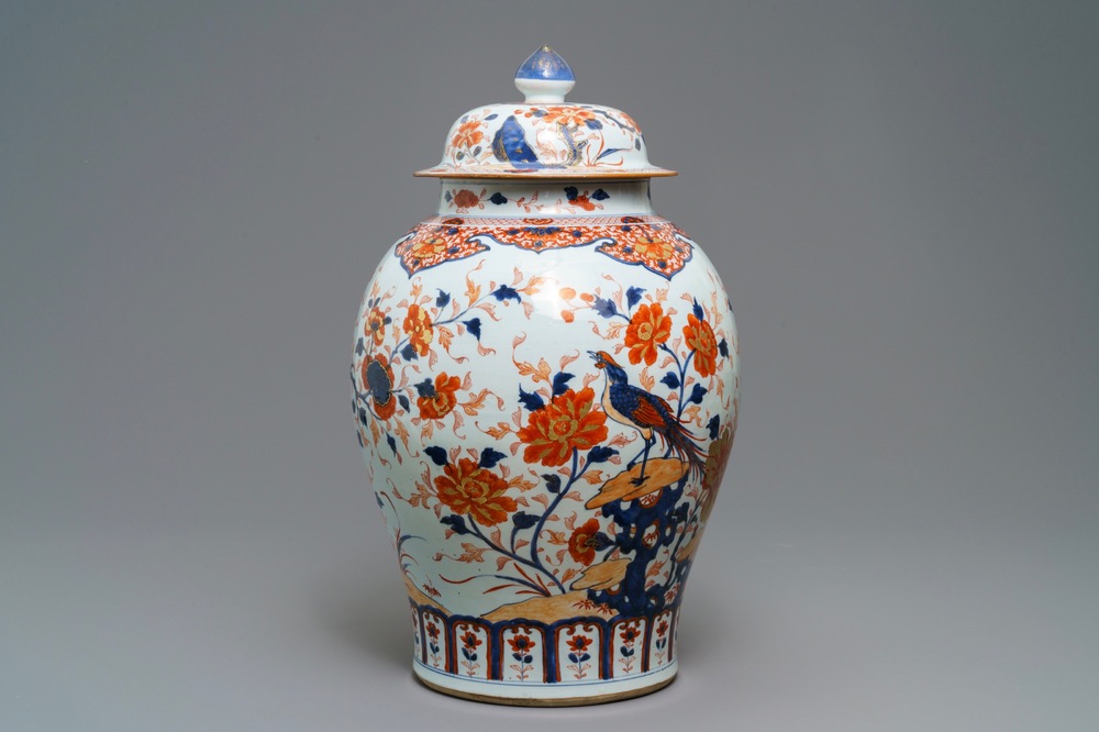 Een grote Chinese Imari-stijl dekselvaas, Kangxi