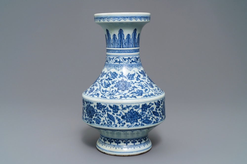 Een Chinese blauwwitte vaas met florale slingers, Qianlong
