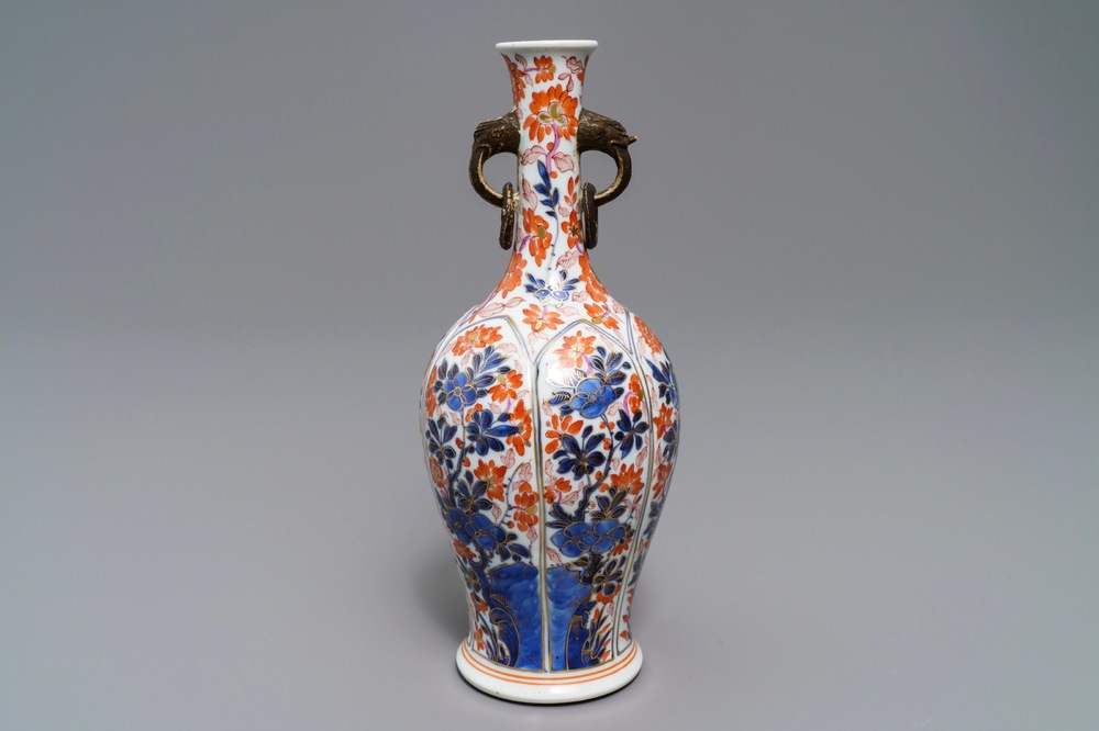Un vase en porcelaine de Chine de style Imari, Kangxi