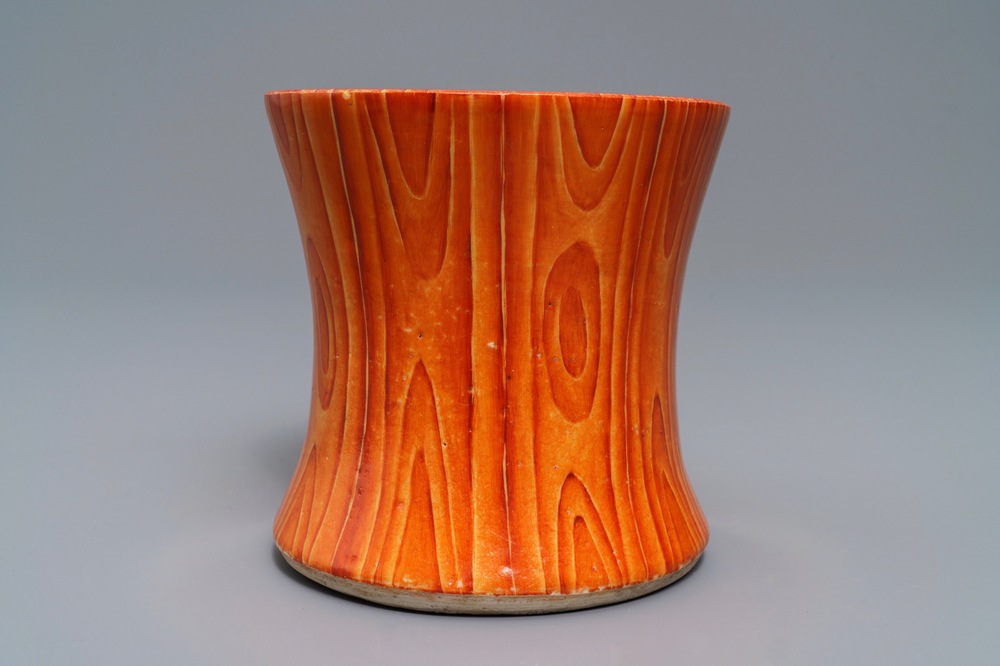 Een Chinese faux bois penselenpot, 19/20e eeuw
