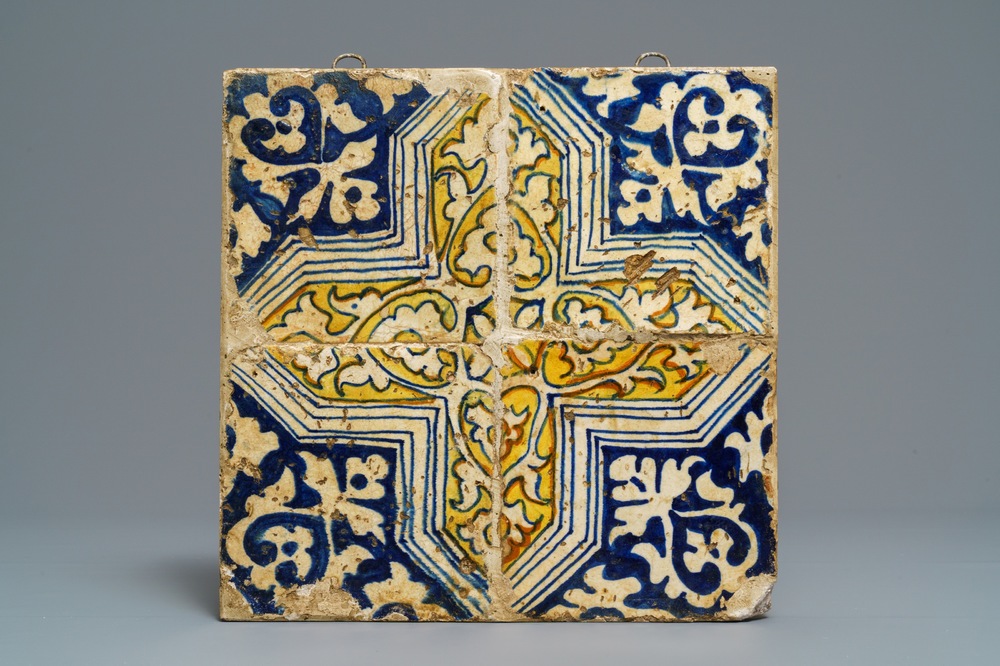 Een veld van vier polychrome Antwerpse majolica tegels, 2e helft 16e eeuw