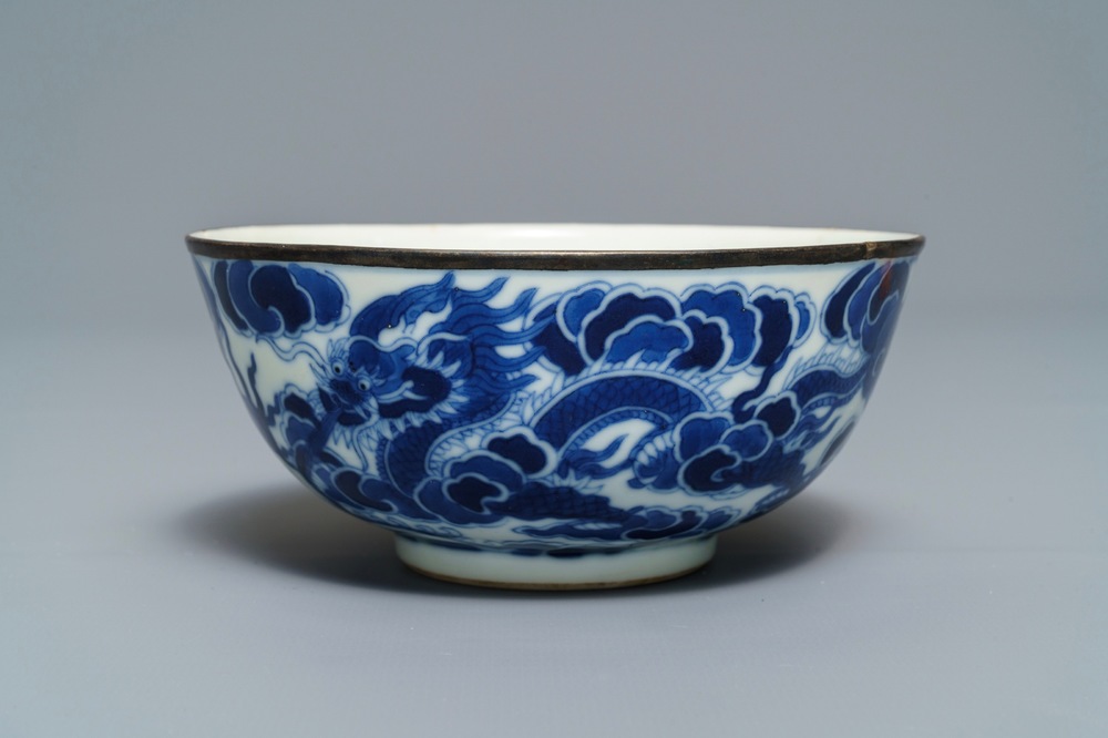 Een Chinese blauwwitte 'Bleu de Hue' kom voor het Vietnamese hof, Thieu Tri merk, 19e eeuw