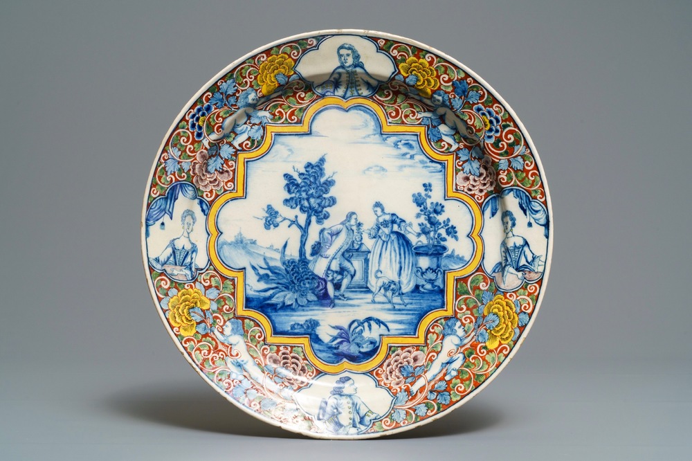Un plat en fa&iuml;ence de Delft polychrome &agrave; d&eacute;cor romantique, 18&egrave;me