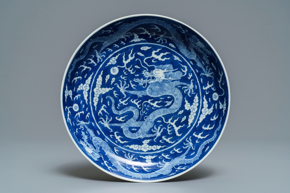 Une assiette en porcelaine de Chine bleu et blanc &agrave; d&eacute;cor invers&eacute; d'un dragon, marque et prob. &eacute;poque de Daoguang