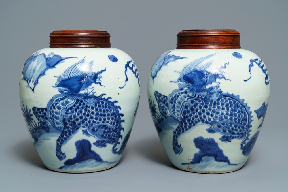 Une paire de pots en porcelaine de Chine bleu et blanc &agrave; d&eacute;cor d'un kylin, &eacute;poque Transition