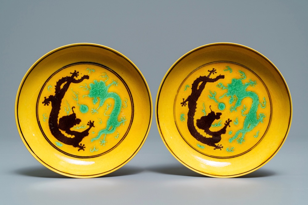 Une paire de coupes en porcelaine de Chine &agrave; d&eacute;cor de dragons sur fond jaune, marque et prob. &eacute;poque de Tongzhi