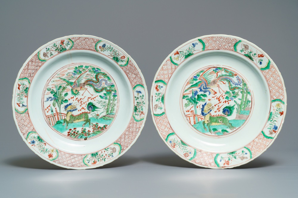 Une paire de plats en porcelaine de Chine famille verte, Kangxi