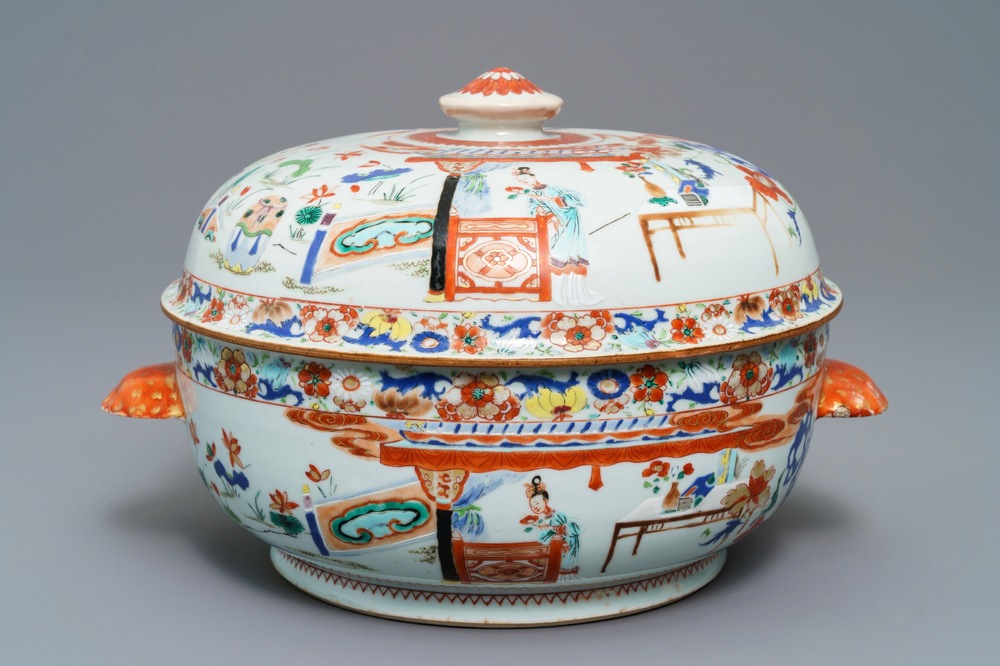 Une terrine couverte en porcelaine de Chine famille verte &agrave; d&eacute;cor de femmes dans un paysage, Yongzheng