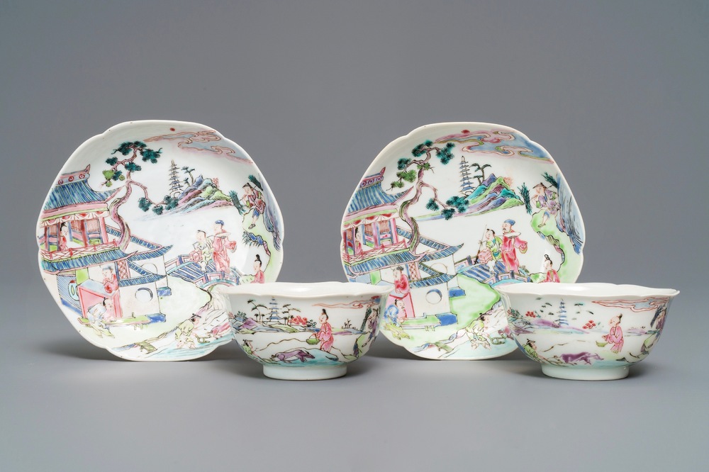Une paire de tasses et soucoupes en porcelaine de Chine famille rose, Yongzheng