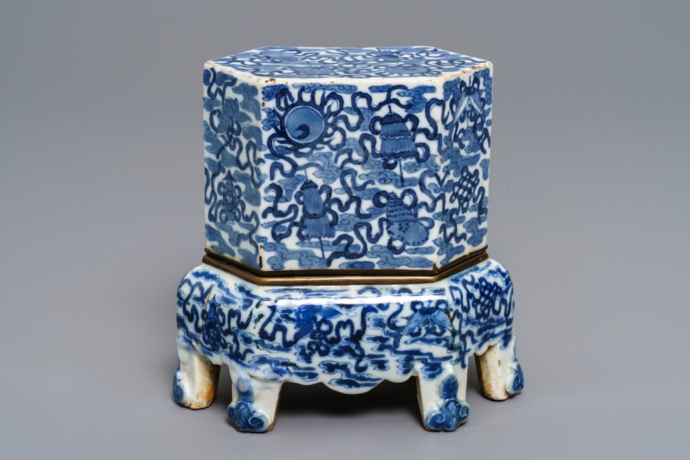 Een Chinese blauwwitte 'Bleu de Hue' altaarstand voor de Vietnamese markt, 19e eeuw
