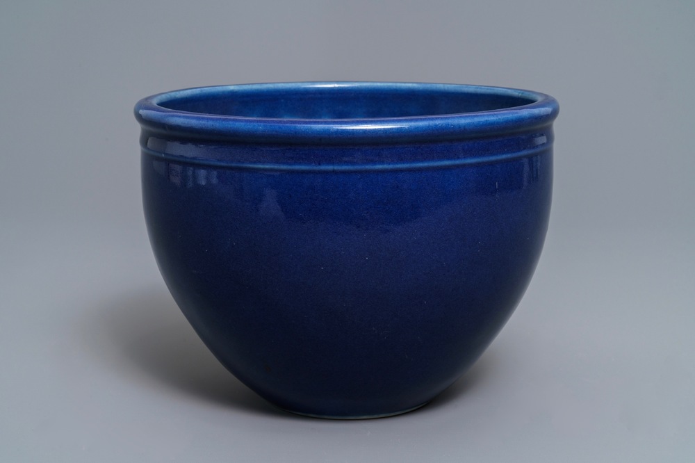 Une jardini&egrave;re en porcelaine de Chine bleu monochrome, 18/19&egrave;me