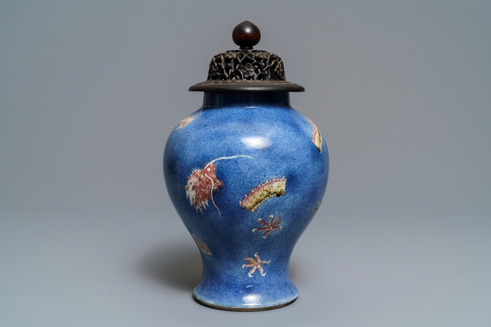 Een Chinese poederblauwe en koperrode 'draken' vaas, Kangxi merk, 19e eeuw