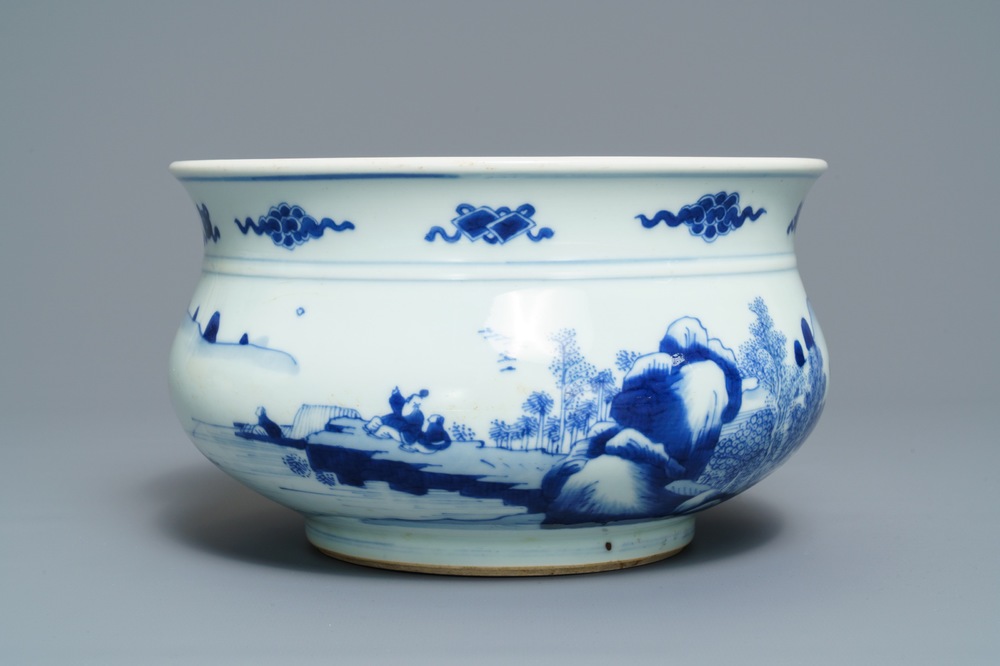 Un br&ucirc;le-parfum en porcelaine de Chine bleu et blanc &agrave; d&eacute;cor de figures dans un paysage, Kangxi