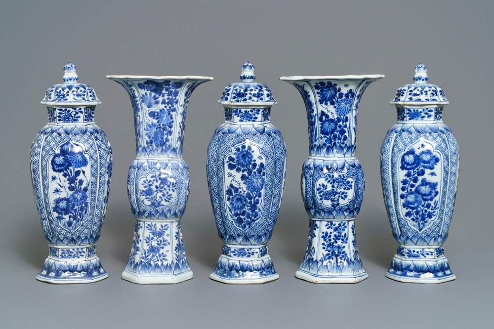 Une garniture de cinq vases en porcelaine de Chine bleu et blanc, Kangxi