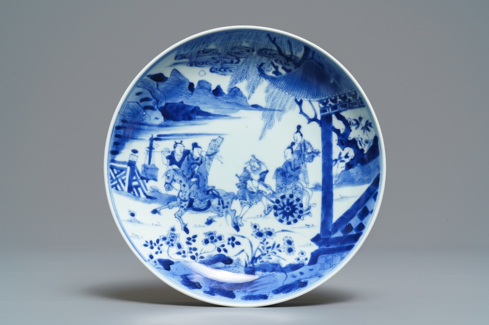 Une assiette en porcelaine de Chine bleu et blanc, Yongzheng