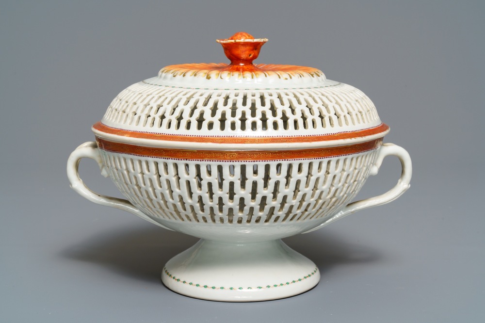Un bol &agrave; ch&acirc;taignes et son couvercle en porcelaine de Chine d&rsquo;exportation, Qianlong