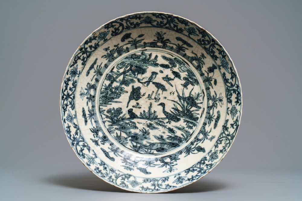 Een grote Chinese blauwwitte Swatow schotel, Ming