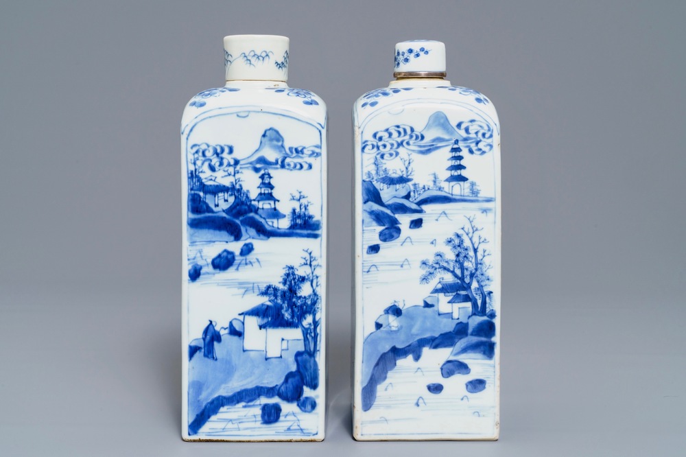 Twee Chinese blauwwitte vierkante theebussen met deksels, Kangxi