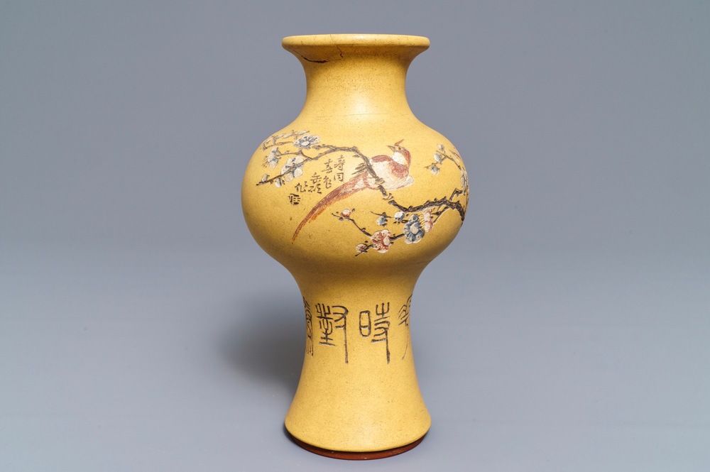 Un vase en gr&egrave;s de Yixing, sign&eacute; Ren Ganting, Chine, marque en creux, 20&egrave;me