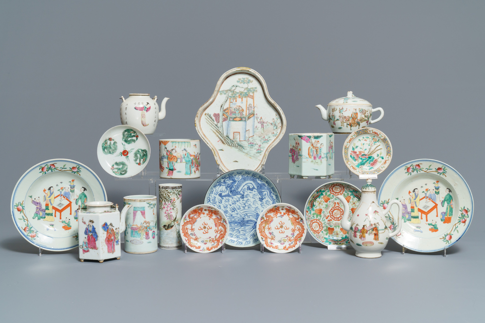 Een collectie Chinese famille rose theepotten, penselenbekers en borden, 19/20e eeuw