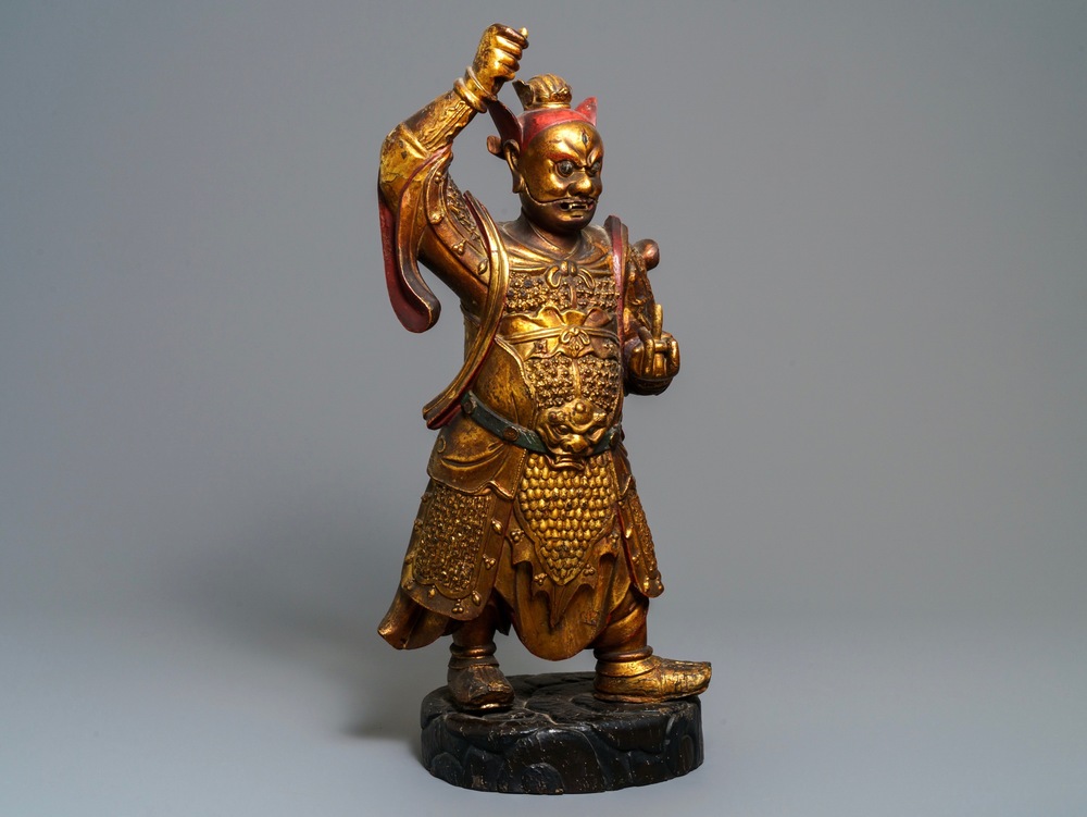 Een grote Chinese verguld houten figuur van een bewaker, 17/18e eeuw