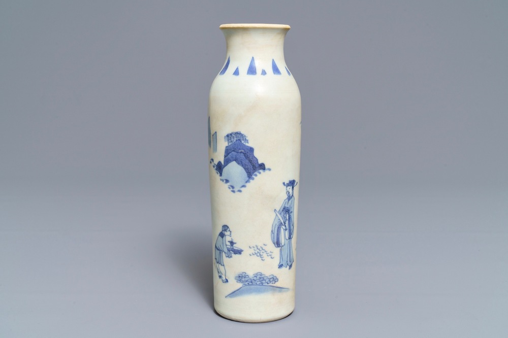 Een Chinese blauwwitte rouleau vaas met figuratief decor, Hatcher cargo, Transitie periode