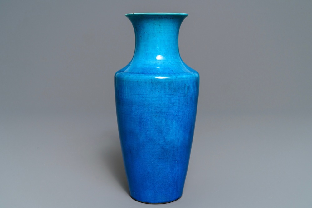 Een Chinese monochrome turquoise rouleau vaas, 18/19e eeuw