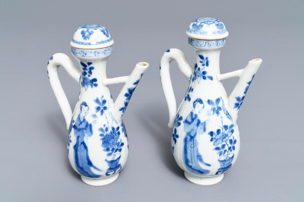 Une paire de verseuses couvertes en porcelaine de Chine bleu et blanc, Kangxi