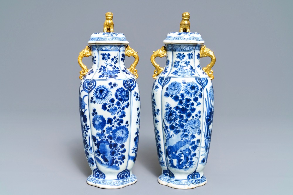 Une paire de vases couverts en porcelaine de Chine bleu et blanc, Kangxi