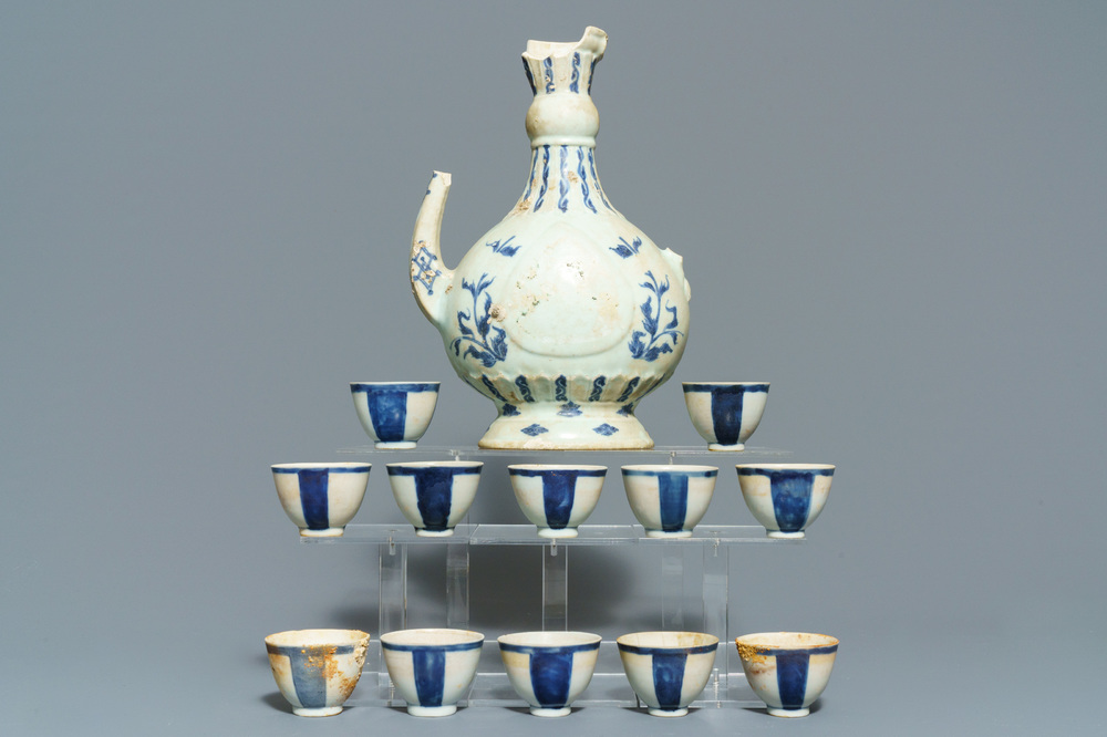 A Chinese shipwreck blue and white Islamic market 'aftaba' ewer and twelve cups, Transitional period