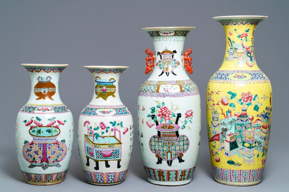 Vier Chinese famille rose vazen met decor van antiquiteiten, 19e eeuw