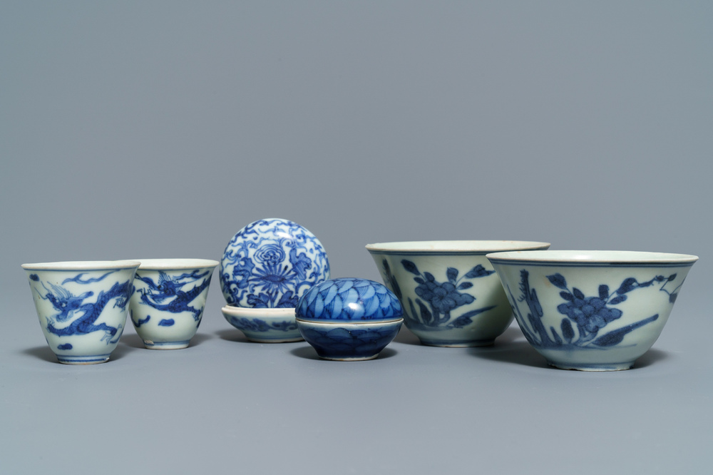 Two Chinese blue and white Hatcher Cargo bowls, two wine cups and two boxes, Transitional period