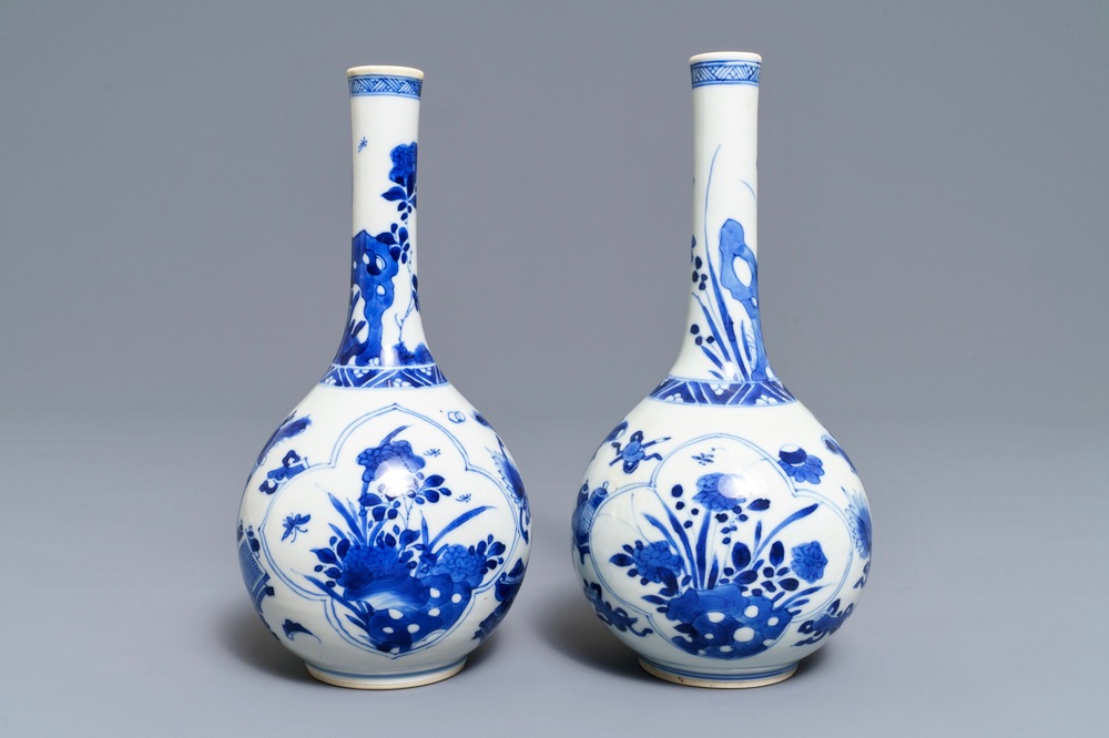 Une paire de vases de forme bouteille en porcelaine de Chine bleu et blanc, Kangxi