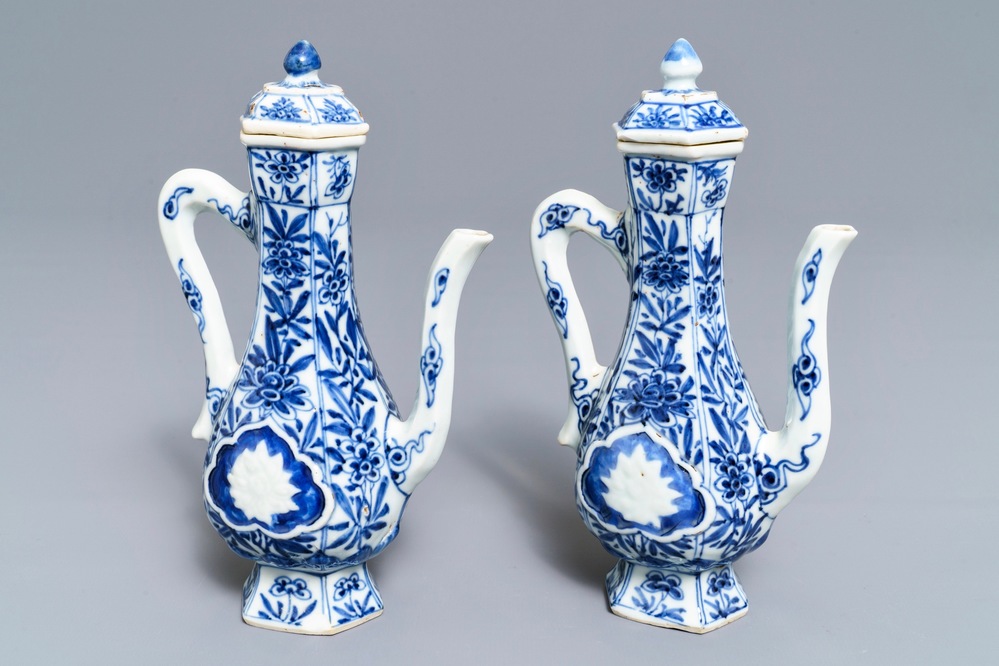 Een paar Chinese blauwwitte wijnkannen met deksels, Kangxi