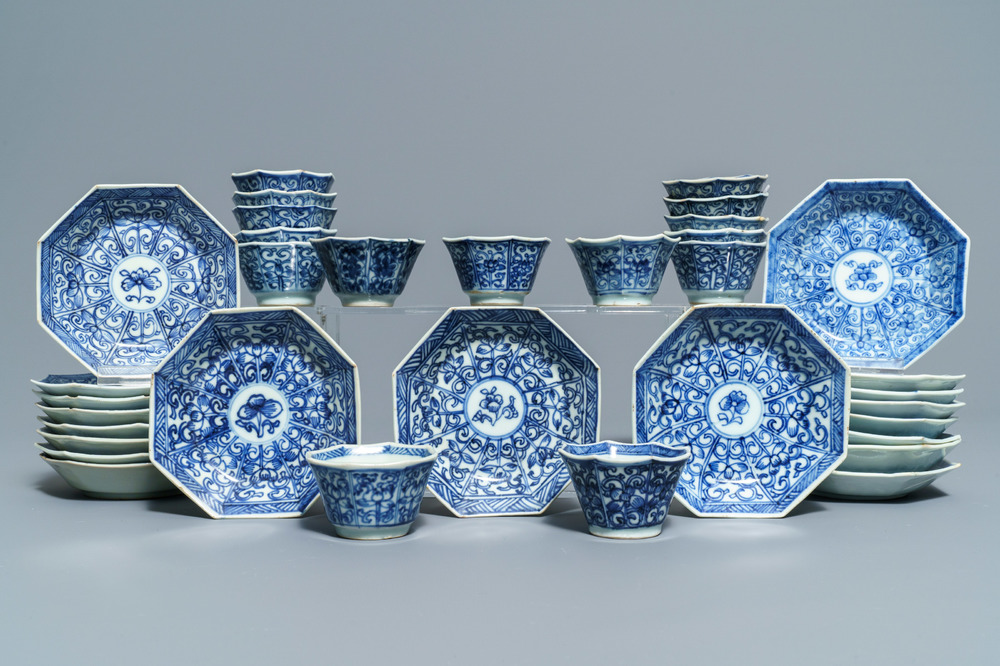 Vijftien Chinese blauwwitte koppen en 19 schotels, Kangxi