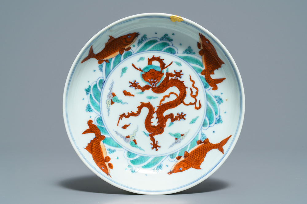 Une assiette en porcelaine de Chine doucai, marque de Chenghua, Yonzheng
