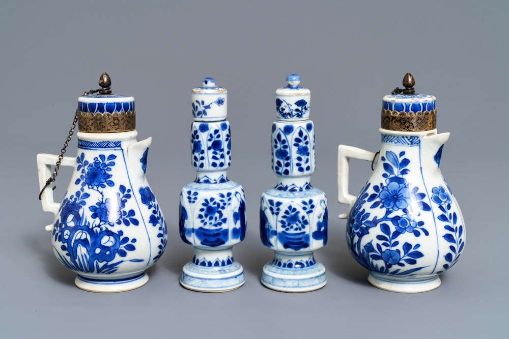 Une paire de vases et une paire de verseuses en porcelaine de Chine bleu et blanc, Kangxi