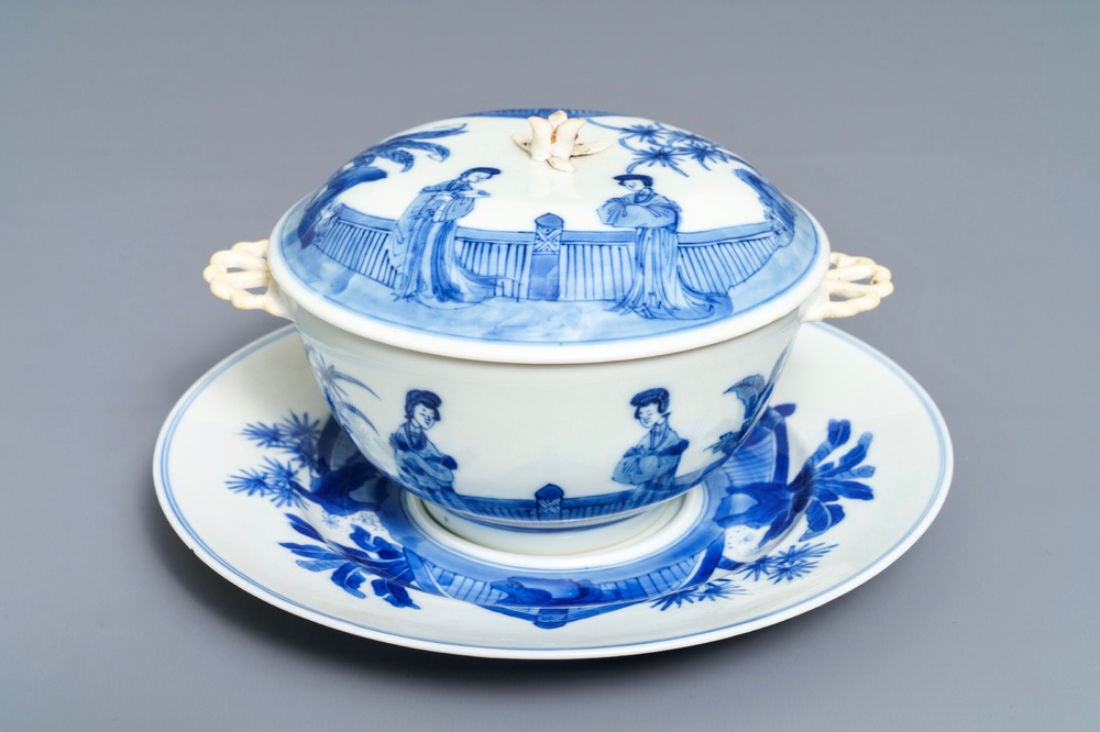 Un bol couvert sur pr&eacute;sentoir en porcelaine de Chine bleu et blanc, marque de Chenghua, Kangxi