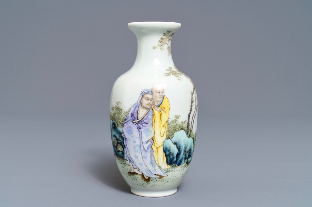Een fijne Chinese fencai vaas met figuren in een landschap, Qianlong merk, Republiek, 20e eeuw