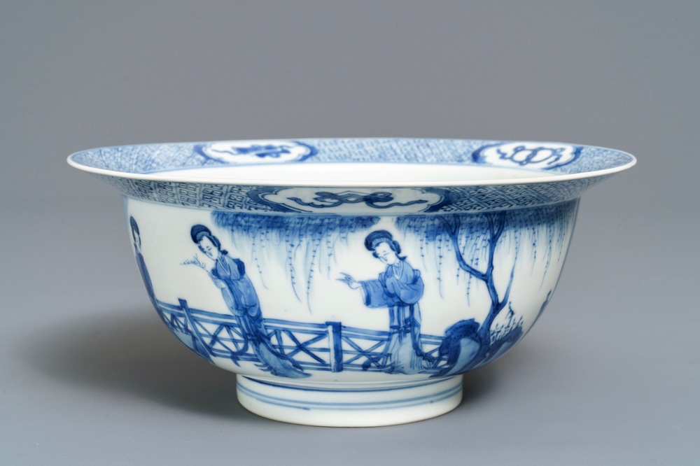Un bol de type klapmuts en porcelaine de Chine bleu et blanc, marque de Chenghua, Kangxi