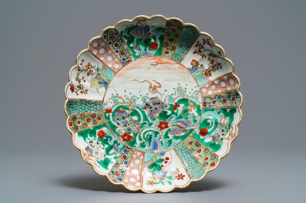 Un plat en porcelaine de Chine verte-Imari &agrave; d&eacute;cor de coquilles, Kangxi